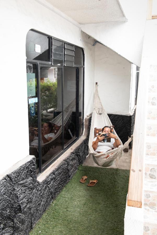 Hostal La Gran Tortuga Puerto Villamil Exterior foto